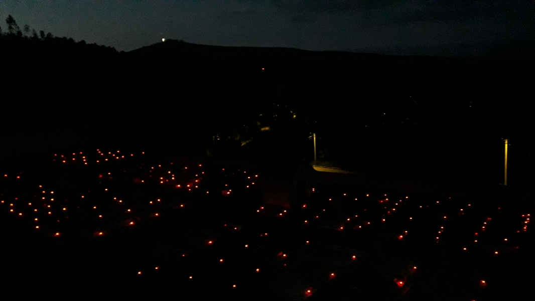 Cemitério | Colocação de velas e novo arranjo floral 
